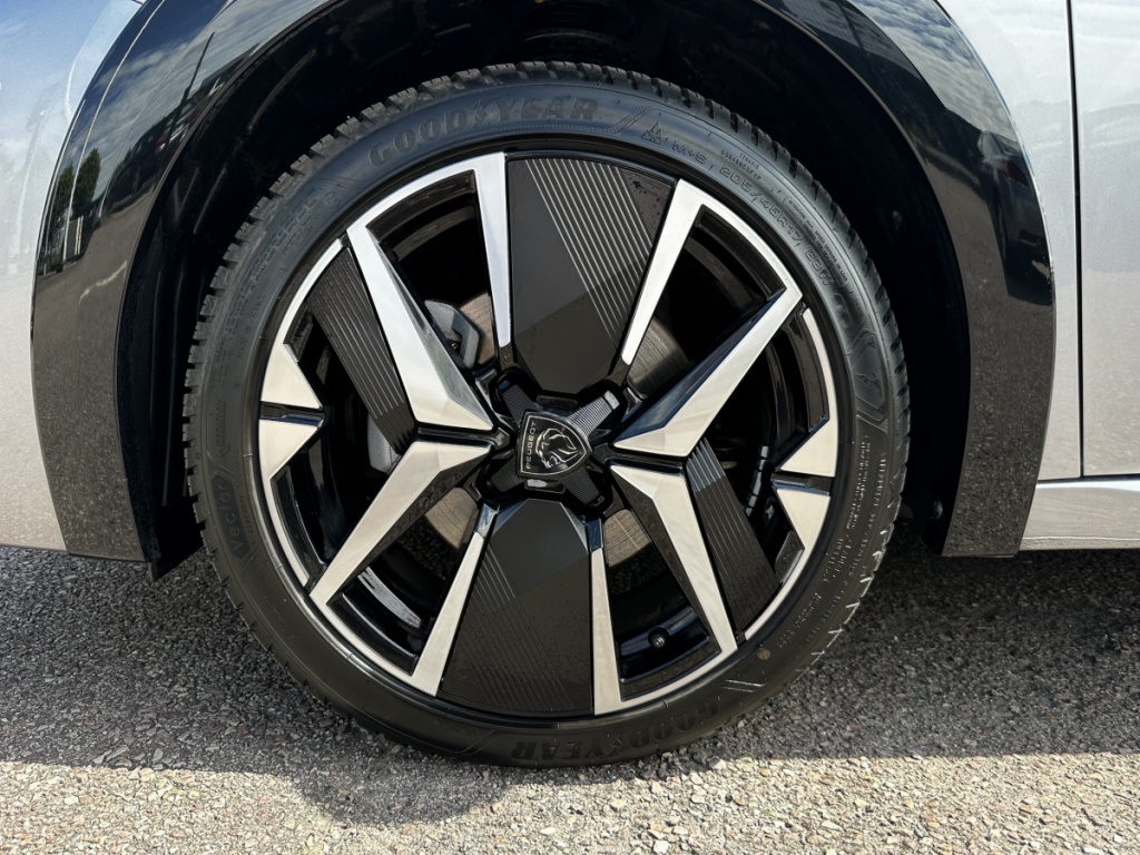 Peugeot 208 (2) Hybrid 136 eDCS6 GT